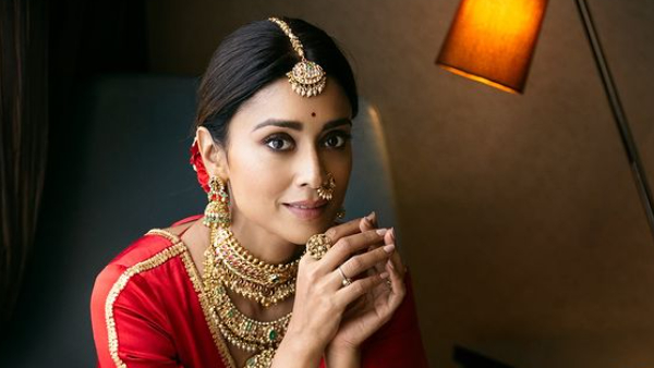 Shriya Saran stunnig Pink saree photos goes viral in social media