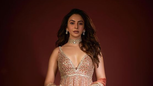 rakul preet singh sizzling hot look in white color sleeveless dress