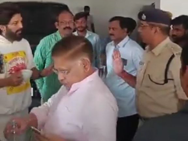 Tollywood Hero Allu Arjun arrested by the Hyderabad Police for the Sandhya Theater stampede case Tollywood Hero Allu Arjun arrested by the Hyderabad Police for the Sandhya Theater stampede case