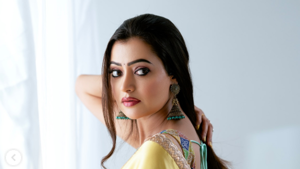 jabardasth anchor Sowmya Rao Nadig photoshoot with saree her latest photos here