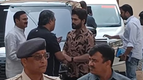 Hyderabad police issued notice to tollywood hero allu arjun Hyderabad police issued notice to tollywood hero allu arjun