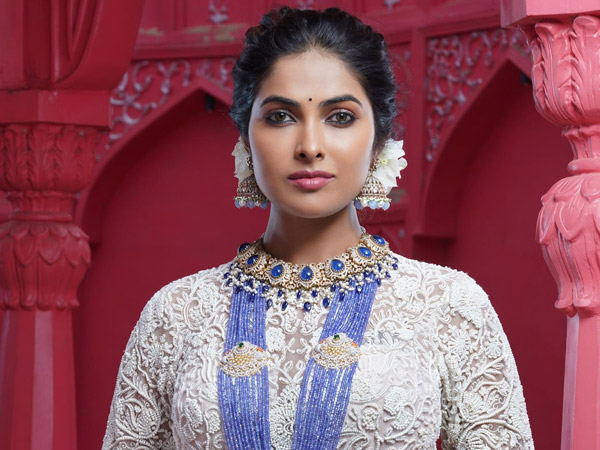 Bigg Boss beauty Divi Vadthya interesting comments on Hero Prabhas