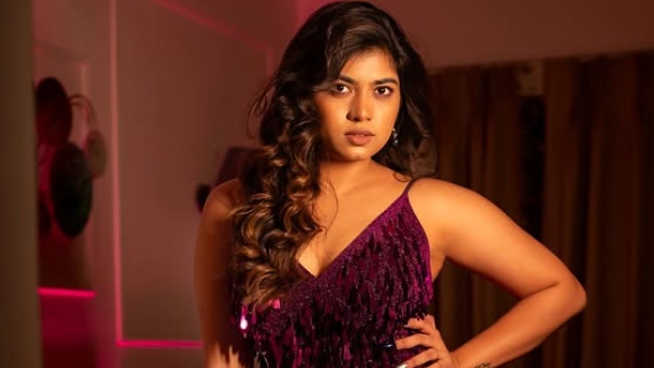 Jabardasth Fame Rithu Chowdary PhotoShoot with green color saree Her latest photos here