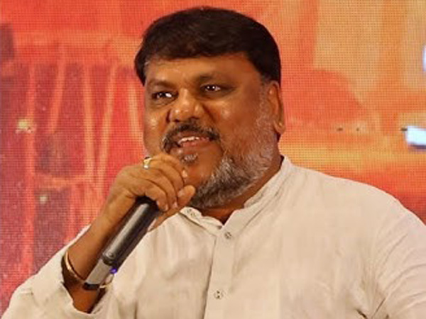 dhamaka director imitates and satires on allu arjun mega fans need to stop