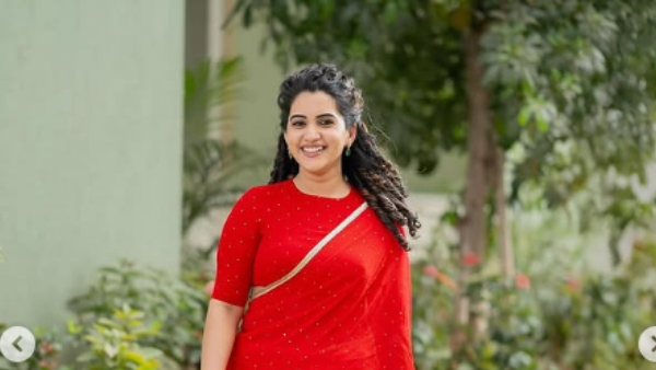 bigg boss fame Anchor sravanthi chokarapu stunnig photos goes viral