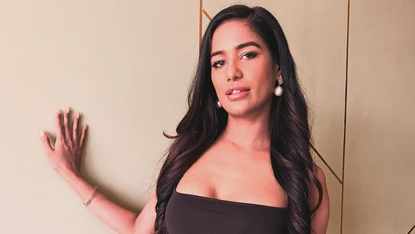 Poonam Pandey Fan Forcibly try to kiss her Actress shocked to his behaviour Poonam Pandey Fan Forcibly try to kiss her Actress shocked to his behaviour