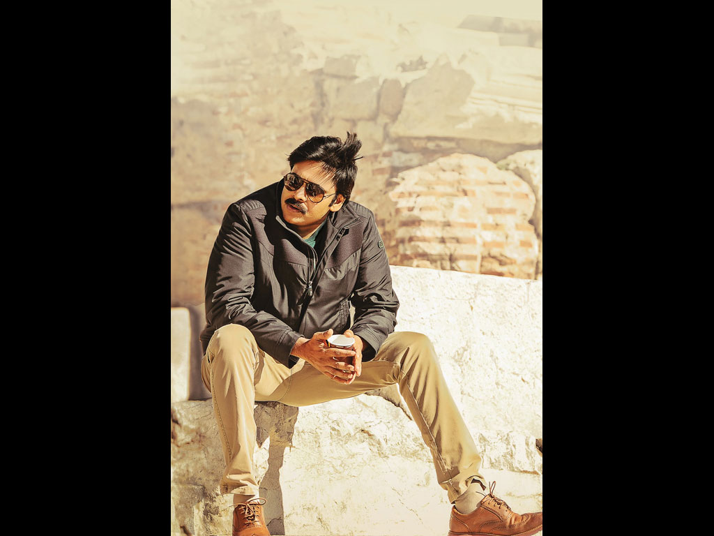 Agnyaathavaasi Wallpapers