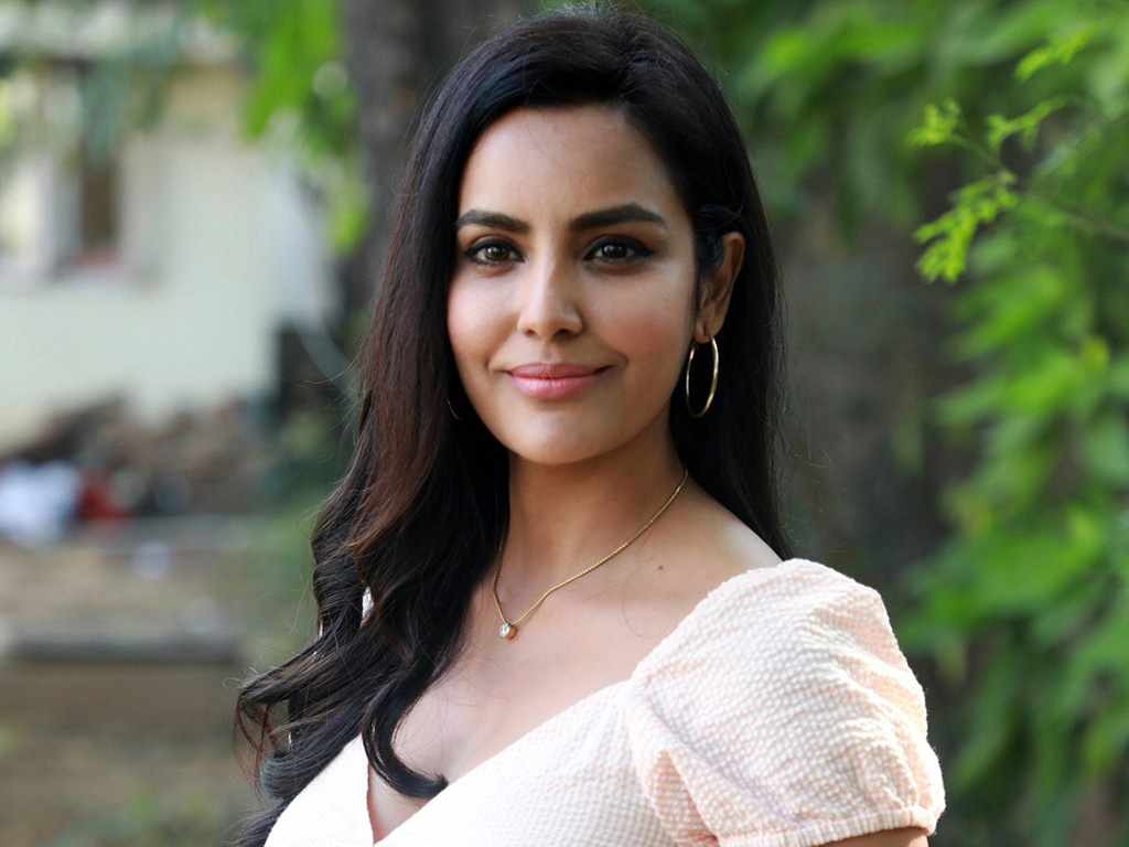 Priya Anand Wallpapers