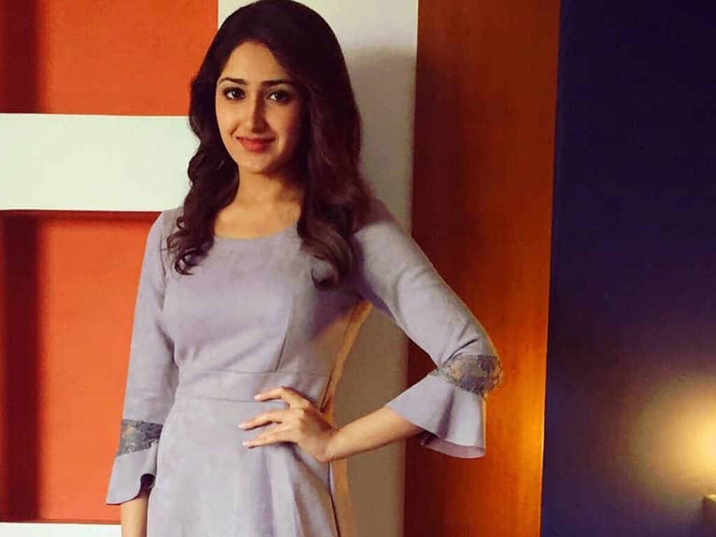 Sayesha Saigal Wallpapers