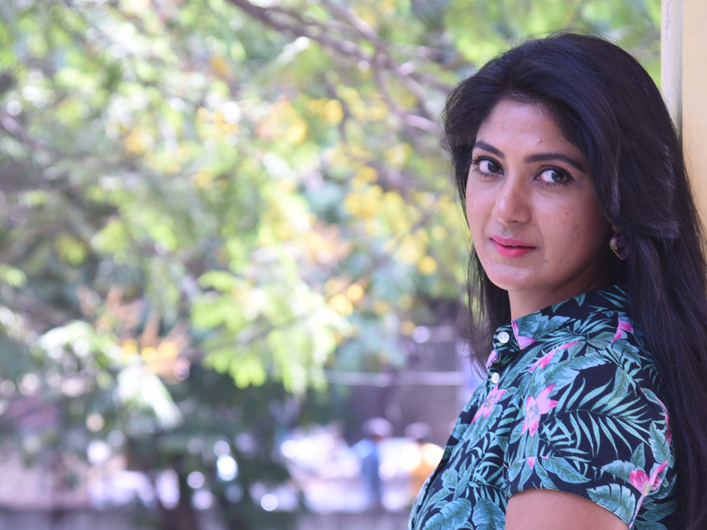 Yagna Shetty Wallpapers