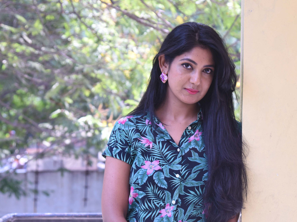 Yagna Shetty Wallpapers