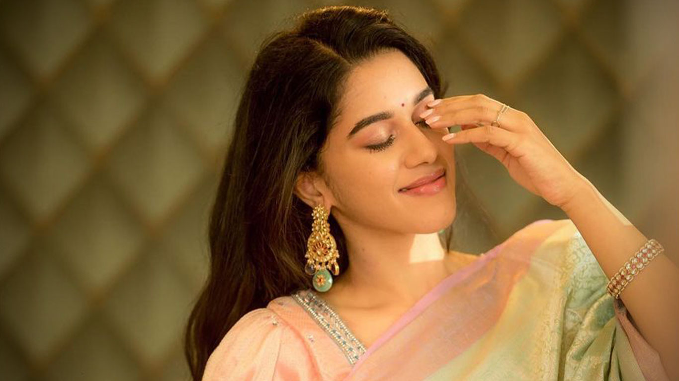 Mirnalini Ravi Wallpapers