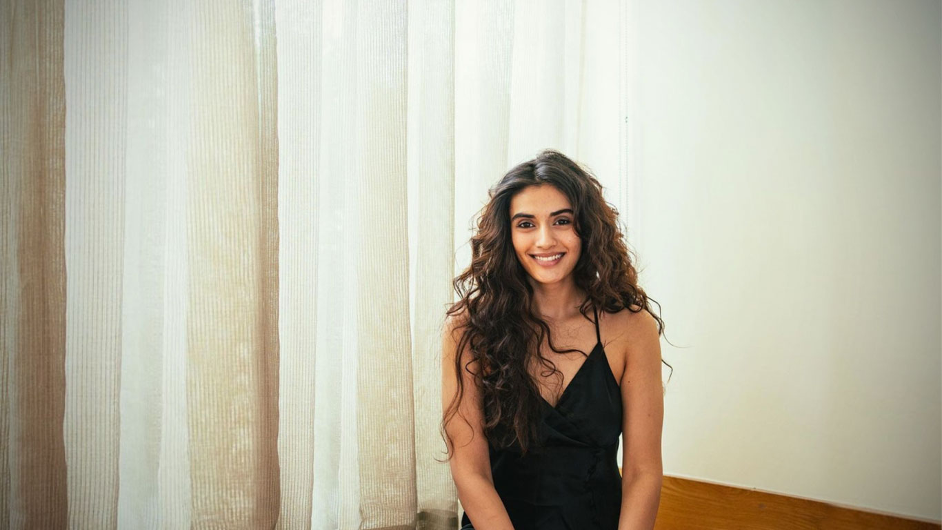 Divyansha Kaushik Wallpapers