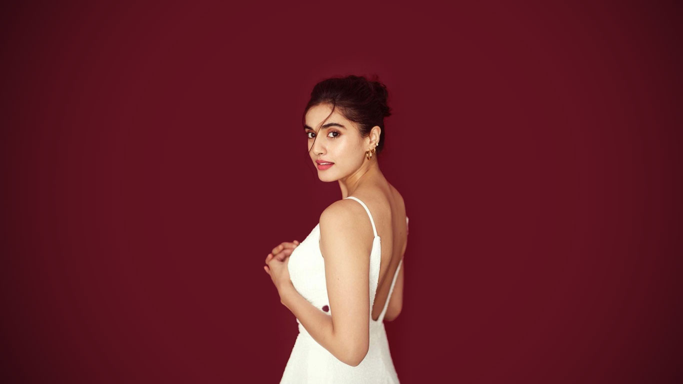 Divyansha Kaushik Wallpapers