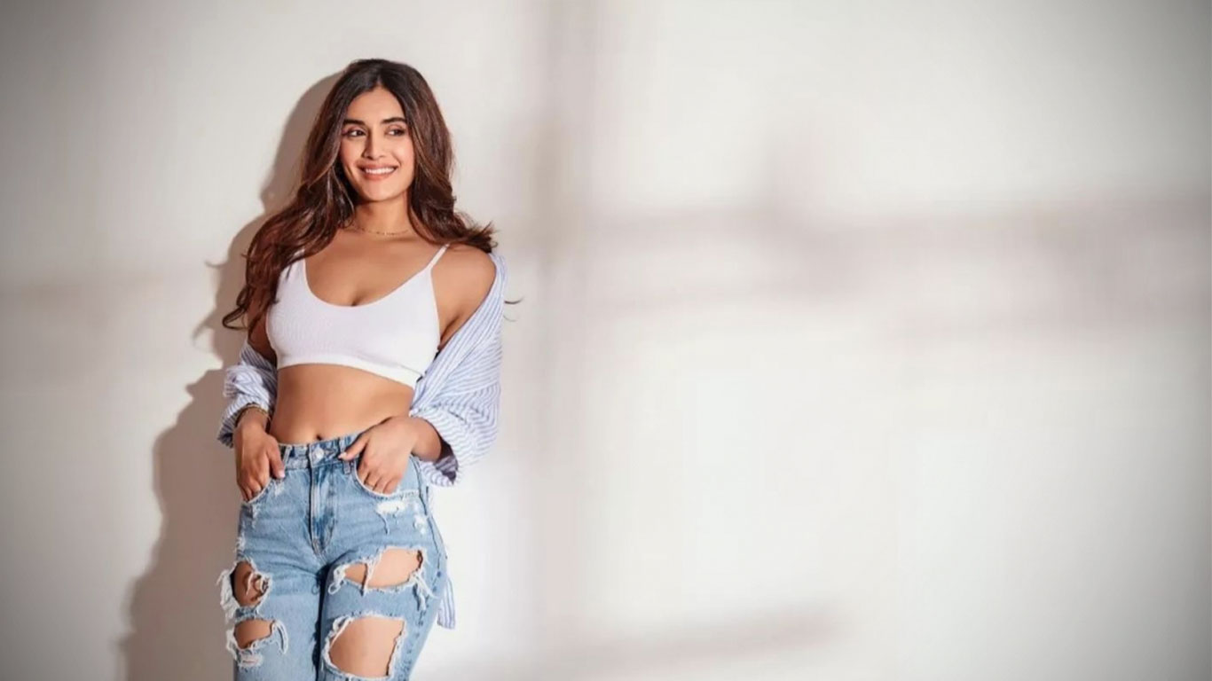 Divyansha Kaushik Wallpapers