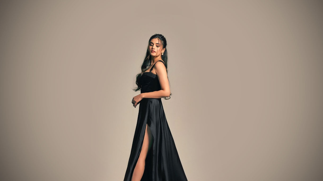 Divyansha Kaushik Wallpapers