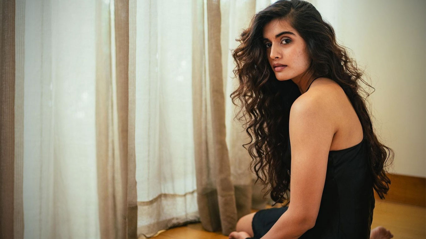 Divyansha Kaushik Wallpapers