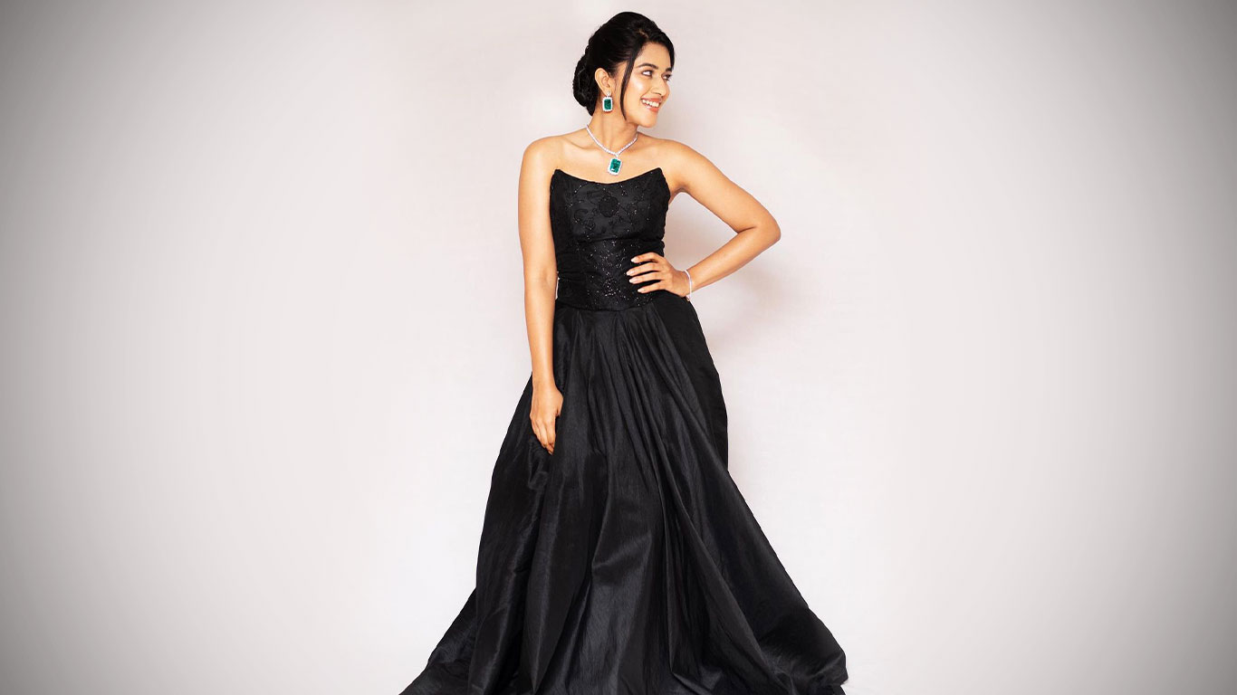 Mirnalini Ravi Wallpapers