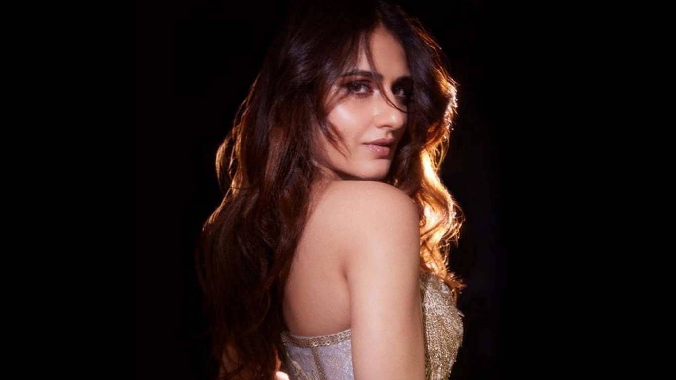 Fatima Sana Shaikh Wallpapers