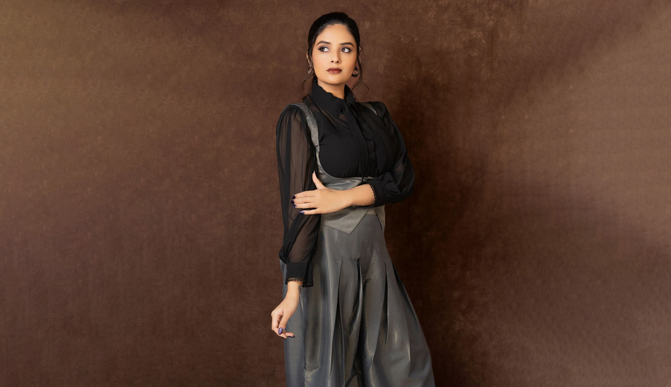 Sreemukhi Wallpapers