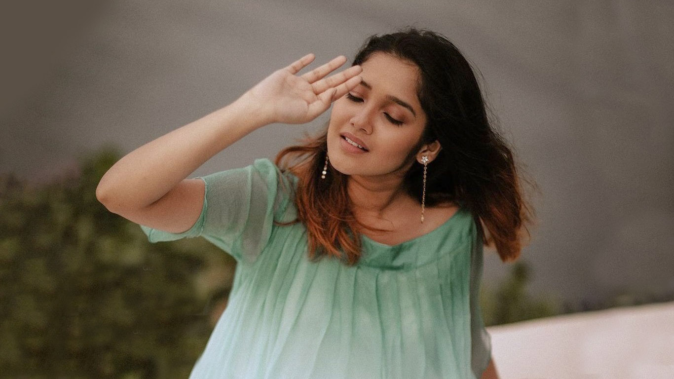 Anikha Surendran Wallpapers