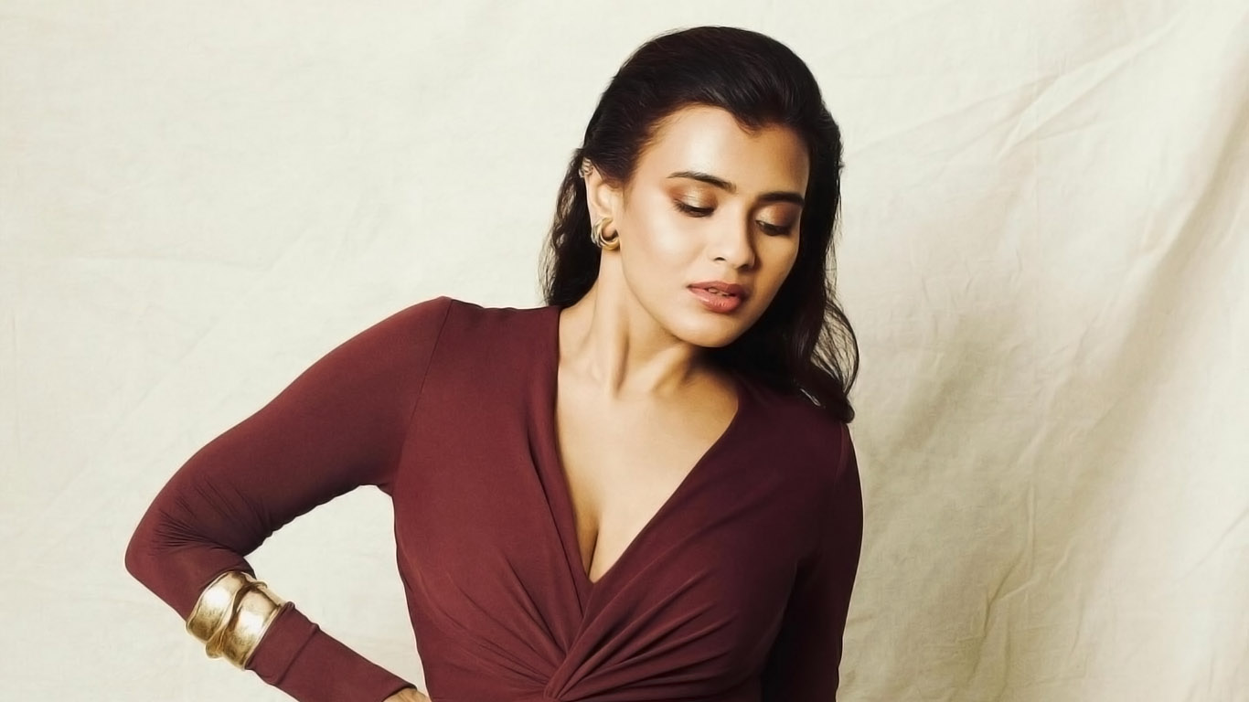 Hebah Patel Wallpapers