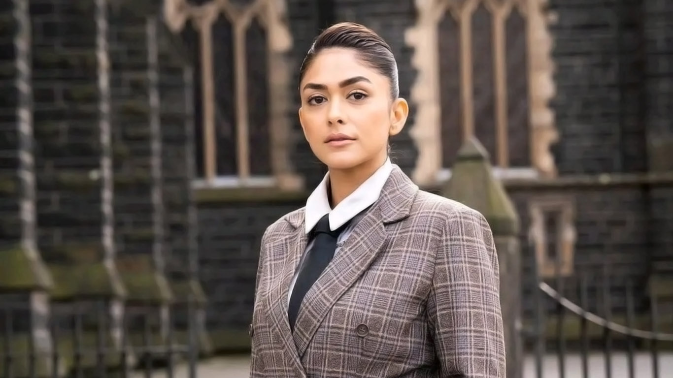 Mrunal Thakur Wallpapers