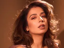 Crowd Sings Along As Jasmine Sandlas Gets Emotional During Jaiye Sajana Performance