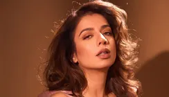 Crowd Sings Along As Jasmine Sandlas Gets Emotional During Jaiye Sajana Performance