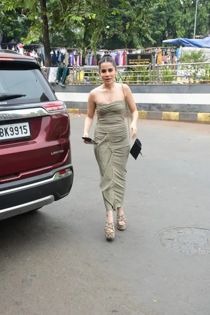 urfi javed green dress Uorfi Javed wears dress made of green practice net! Says 'Kareena likes my confidence, my life is complete now'