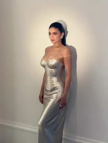 Kylie Jenner's Gold Sequin Gown Steals the 2026 Golden Globes Spotlight | Kylie  Jenner Sets Awards Fashion Ablaze in Golden Ashi Studio Gown | Kylie  Jenner's Golden Globes Dress Redefines Modern Glamour |