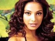 Bipasha performs despite wardrobe malfunction