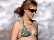 Julia Roberts shows off bikini bod in Hawaii