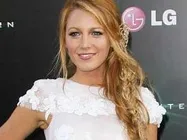 Blake Lively steals show at Green Lantern premiere