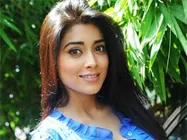 Shreya Saran mobbed on Rowthiram sets