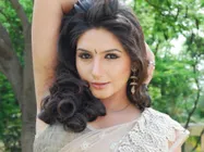 Ragini Dwivedi escapes a bee attack