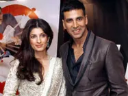 Wife Twinkle Khanna gives Akshay Kumar standing ovation!