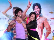 Sonakshi Sinha Tries To Strangle Shahid Kapoor At R... Rajkumar Music Launch!
