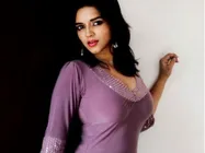 Actress Says It Is Not Her In The Topless Photographs!