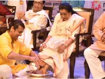 जब भरे मंच पर Sonu Nigam ने Asha Bhosle के धोए थे पैर, सिंगर ने वीडियो संग शेयर किया इमोशनल नोट 