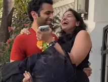 अर्चना पूरन सिंह के बेटे ने गर्लफ्रेंड को अपने ही घर में किया शिफ्ट, गोद में उठाकर कराई एंट्री 
