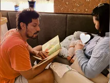 सोने से पहले बेटी को कहानी सुनाते नजर आए रणदीप हुड्डा, क्यूट तस्वीर ने जीता फैंस का दिल