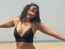20 साल की नौकरानी के बाल काटने से किया मना, सैलून पर बुरी तरह भड़कीं हीरोइन