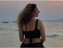कभी सड़कों पर ₹20 की CD बेचती थी ये लड़की, आज एक गाने का लेती है लाखों में चार्ज, पहचाना?