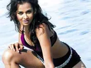 छिपकलियों के बीच सोई निशा कोठारी