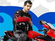 हर दिन अलग हेलमेट पहनते हैं जॉन