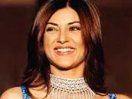 निर्देशक के कंधे पर चढ़ीं सुष्मिता 