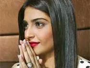 वार्डरोब मालफंक्शन की शिकार हुई सोनम 