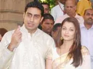 अभिषेक के लिए जी जान से प्रचार में जुटीं ऐश्वर्या 