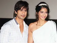 सोनम को गॉसिप करना पसंद है: शाहिद